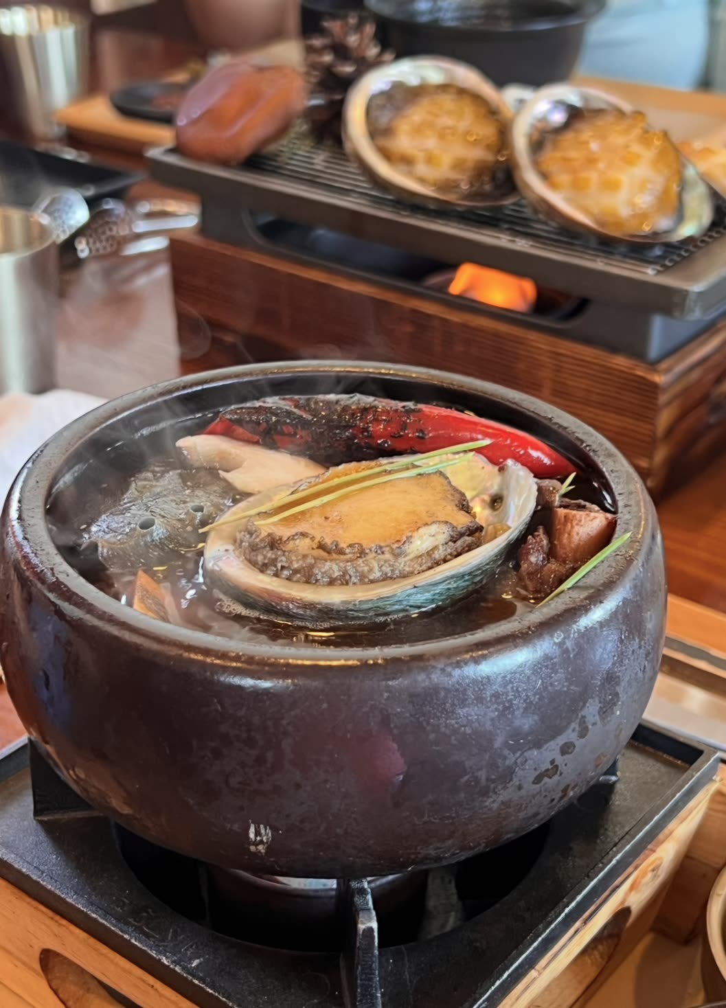 돌솥에 조리 중인 전복 요리