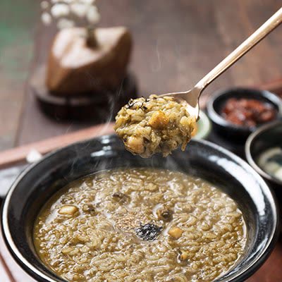 참기름에 볶아 끓여낸 전복죽